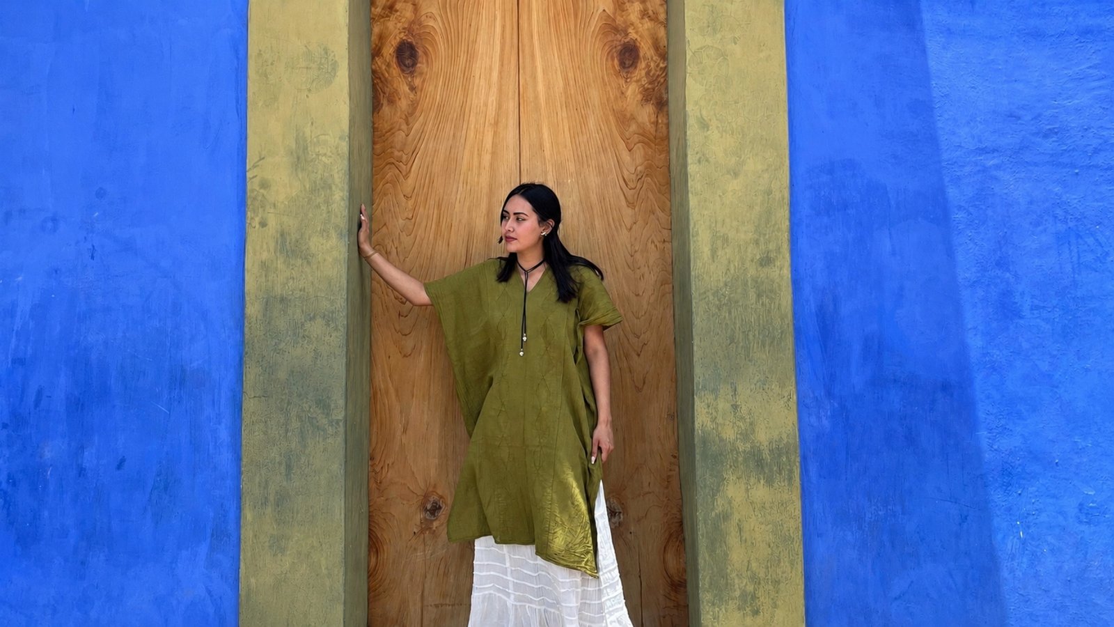 Artesanías oaxaqueñas hechas a mano - mujer usando textil artesanal de Oaxaca